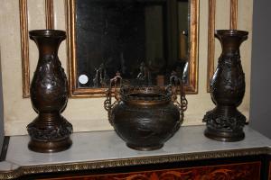 Tríptico composto por 3 vasos chineses de bronze do século XIX, representando cenas com feras e paisagens