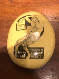 Presse-Papier aus Steingut mit Werbeaufdruck für eine Fornasetti-Ausstellung in Turin.