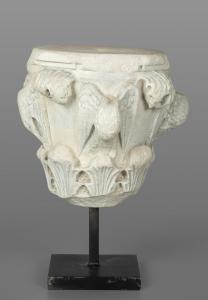 Mittelalterliches Kapitell aus der Zeit Friedrichs II. aus geschnitztem Stein mit Adlern und Blättern, 13. Jahrhundert