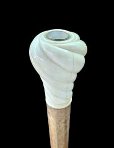Spazierstock mit elfenbeinfarbenem Knauf in Kugelform, spiralförmig geschnitzt, mit Kompass.