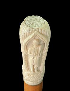 Stock mit Elfenbein-Federbuschknauf und drei in Basrelief geschnitzten Rittern in kleinen Ädikulä.