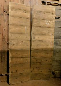 ptir436 - Tür mit Nägeln aus Kastanienholz, Abmessungen cm B 107 x H 193