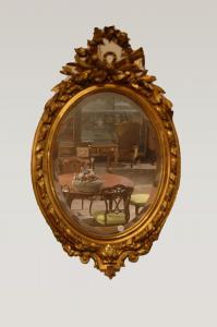 Specchiera ovale verticale con cimasa stile Luigi XV del 1800 dorata foglia oro