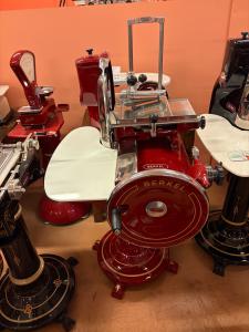 Affettatrice Berkel a volano modello 115 restaurata rossa con piedistallo