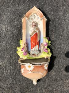Weihwasserbecken aus Porzellan mit einer Darstellung von Jesus und floralen Motiven. Italien.