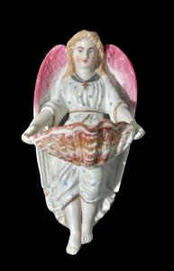 Acquasantiera in porcellana bisquit raffigurante un angelo.