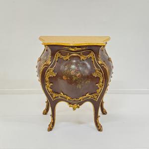 Credenza laccata e dorata, XX secolo, in stile settecentesco