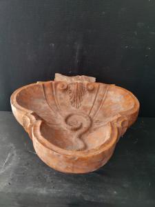Spettacolare acquasantiera in marmo rosso Verona con serpente - 45 x 42 cm