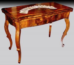 Mirabile tavolo da gioco integro con delicati intarsi policromi. Anche come consolle.Vienna seconda metà del '700