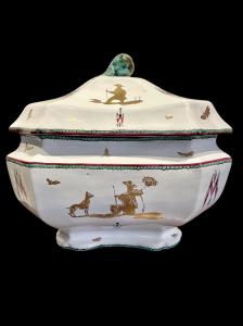 Arcuate octagonal majolica soup tureen with lid featuring a fruit-shaped handle and 'flame' decoration with gold-highlighted figures. Made by Pasquale Rubati. Milan.