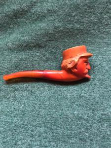 Pipa mignon in schiuma raffigurante figura maschile con cappello.