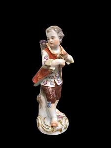 Porcelain statuette with male figure holding a basket. Meissen.
