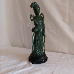 Estátua de jovem em jade