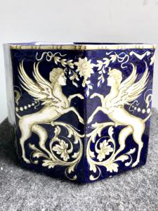 Vaso cachepot ottagonale in maiolica decorato con 4 coppie dì figure grottesche e motivi vegetali stilizzati su fondo blu scuro.Molaroni,Pesaro.