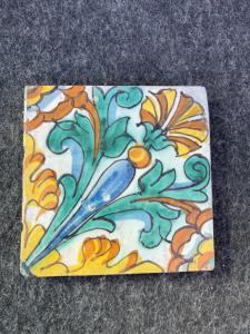 Majolika-Fliese mit stilisiertem Blumendekor. Caltagirone, Sizilien.