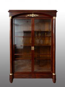 Livraria antiga Império em pluma de mogno com aplicações em bronze dourado. França, início do século XIX.