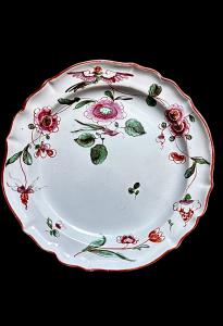 Plat en majolique décoré d'un oiseau et de motifs floraux. Finck. Bologne.