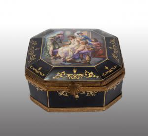 Antiga caixa de joias Napoleão III em porcelana policroma de Sèvres assinada "EONARD". Século XIX.