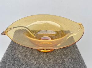 Coppa centrotavola a forma di foglia stilizzata con inclusione a bolle.Barovier & Toso.Murano.