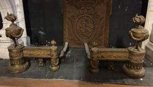 AL316 - Coppia di alari in bronzo dorato con coppe, epoca '800, misure cm L 40 x H 45 x P 50