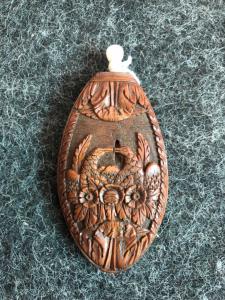 Tabacchiera in legno di curozo incisa con cupido e uccelli.Francia