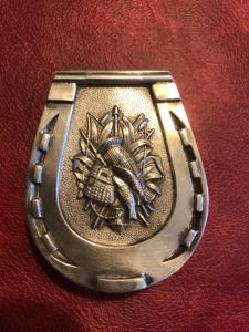 Scatolina portafiammiferi in argento Sterling a forma di ferro di cavallo con pesci e cesto da pescatore.