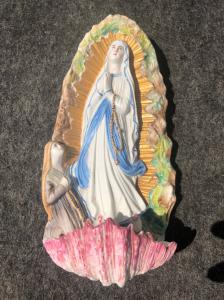 Weihwasserbecken aus Biskuitporzellan mit Madonna und Seliger.