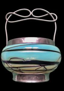 Vaso in vetro iridescente con dettagli in metallo art nouveau.Manifattura Palme König.Boemia.