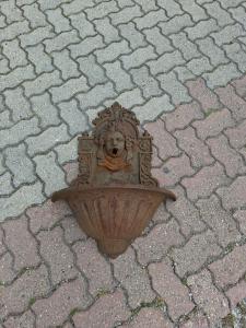 Gusseiserner Wandbrunnen