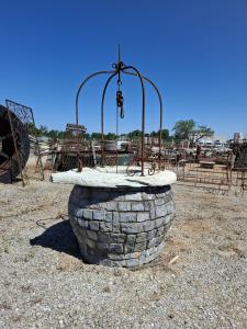 Pozzo in pietra con arco in ferro
