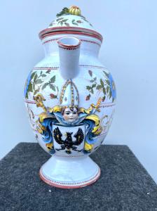 vaso-versatoio da farmacia in maiolica con decoro floreale e stemma in rilievo della famiglia Ricotti..Bassano.