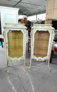 Pair of Venetian lacquered display cabinets with beveled glass, beautiful, circa 1900, for great décor. L 73xD37xH145. Certificate of authenticity.