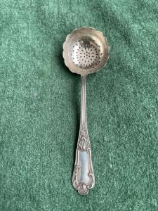 Colino in argento con motivi vegetali rocaille.Francia