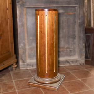 Colonna in noce a base quadrata