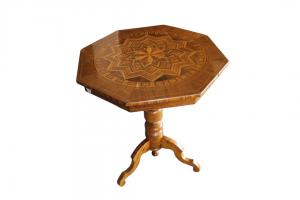 Tavolino Italiano Sorrentino del 1800 con Piano Intarsiato di Forma Ottagonale