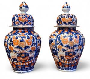 PAIR OF IMARI VASES WITH LID - JAPAN - 19TH CENTURY