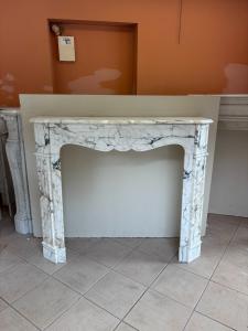 Einfacher Kamin aus Carrara-Marmor mit Maserung, Frankreich