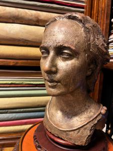 Scultura in terracotta firmata Nilo Beltrami. 