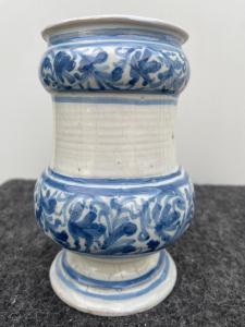 Albarello da farmacia  maiolica con decoro a racemi vegetali stilizzati in monocromia turchina Bassano.