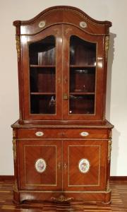 Vitrine aparador francês de 1800 com medalhões de porcelana de Sèvres e cariátides de bronze dourado.