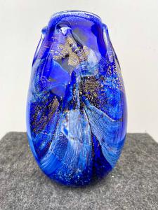 Vaso in vetro pesante sommerso con inclusioni di variegature lattimo e foglia oro.Manifattura A.Ve.M.Murano.