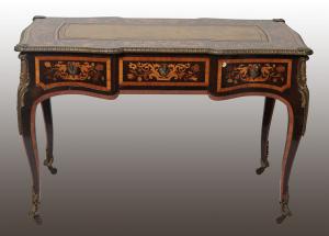 Bellissima scrivania Scrivaniola scrivania francese stile Luigi XV di inizio 1800 riccamente intarsiata