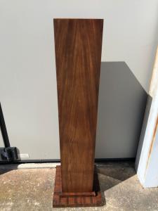 Colonna in legno di noce lastronato.Periodo Deco’.