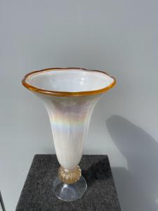 Vaso a tromba in vetro incamiciato  con inclusioni di polveri metalliche e effetto iridescente.Murano