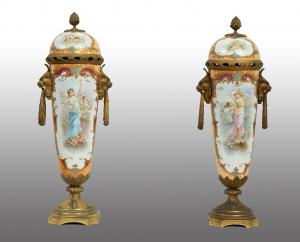Coppia di vasi antichi Napoleone III in porcellana policroma di Sevres. Francia XIX secolo.