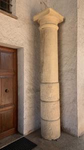Antike, bemerkenswert große Säule aus Sandstein
