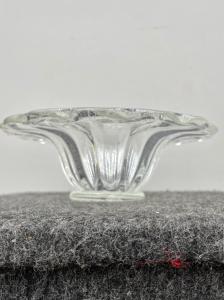 Vaso centrotavola in vetro pesante polilobato con inclusione di foglia d’argento.Firma Diego Bardella.Murano.