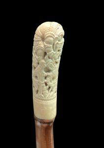Stock mit durchbrochenem Elfenbein-Knauf mit Figuren und Pflanzenmotiven. Indonesien.