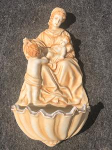 Weihwasserbecken aus Biskuitporzellan mit einer Figur der Madonna mit Kind und Johannes dem Täufer in ockerfarbener Monochromie. Deutschland.