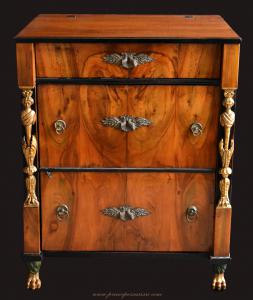Mobiliário de serviço/credenza vienense do Primeiro Império, muito raro, com tampo elevável, por volta de 1800 - 1810.